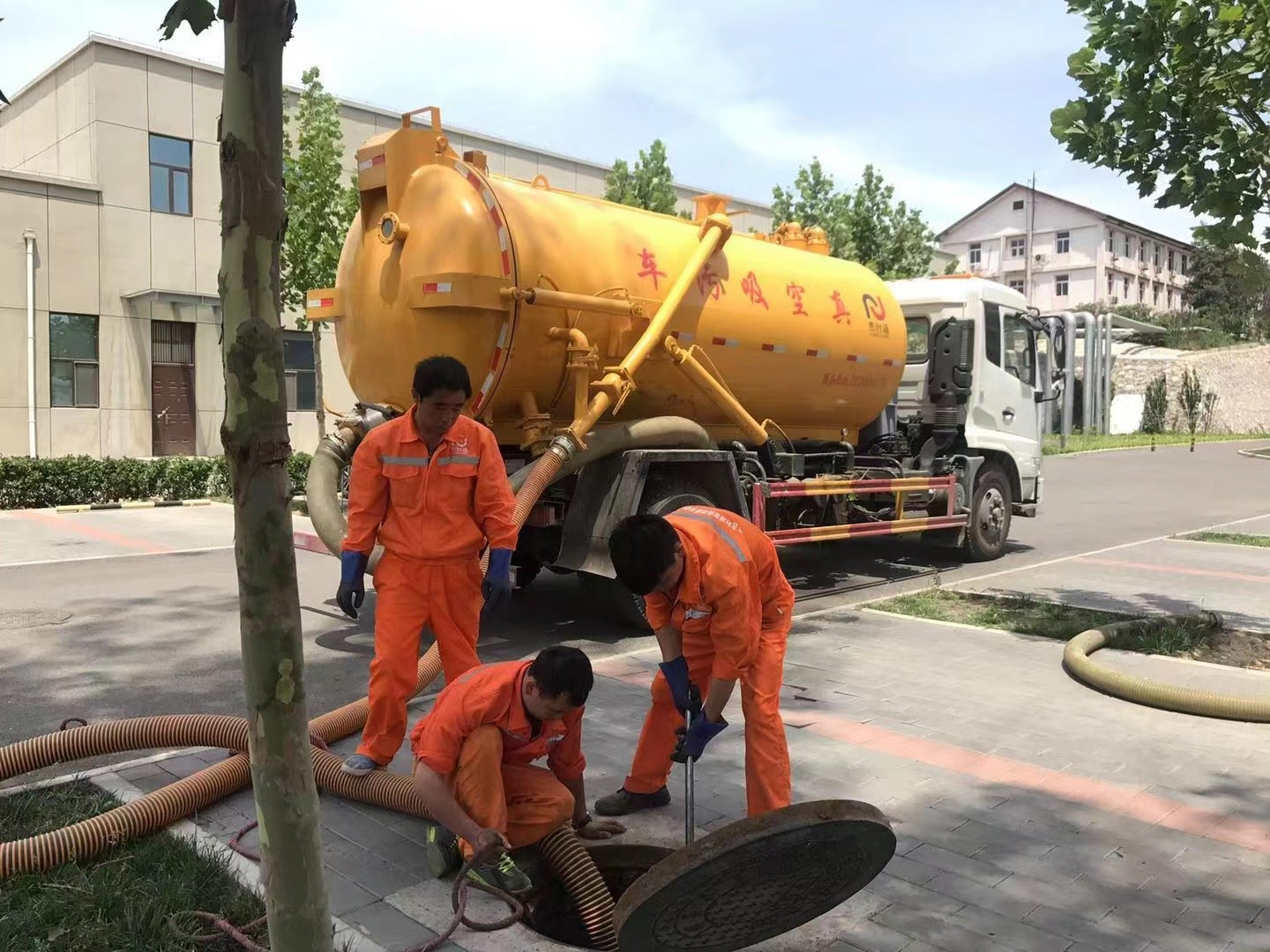 拖市镇管道疏通车停在窨井附近