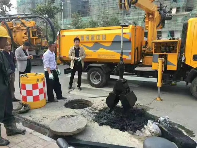 拖市镇街道：网格员化身“清道夫”，为民解忧疏通“堵心”化粪池