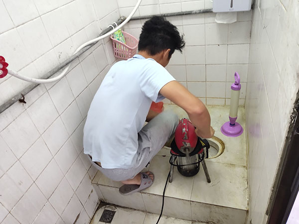 拖市镇肥皂掉到马桶里把马桶堵住了怎么办？马桶堵住了怎么办
