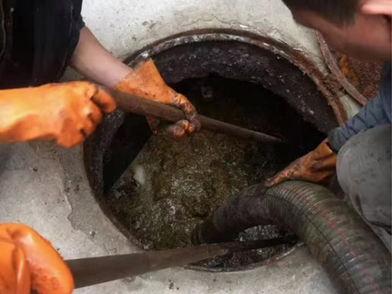 拖市镇清理化粪池时如何避免沼气的危害？